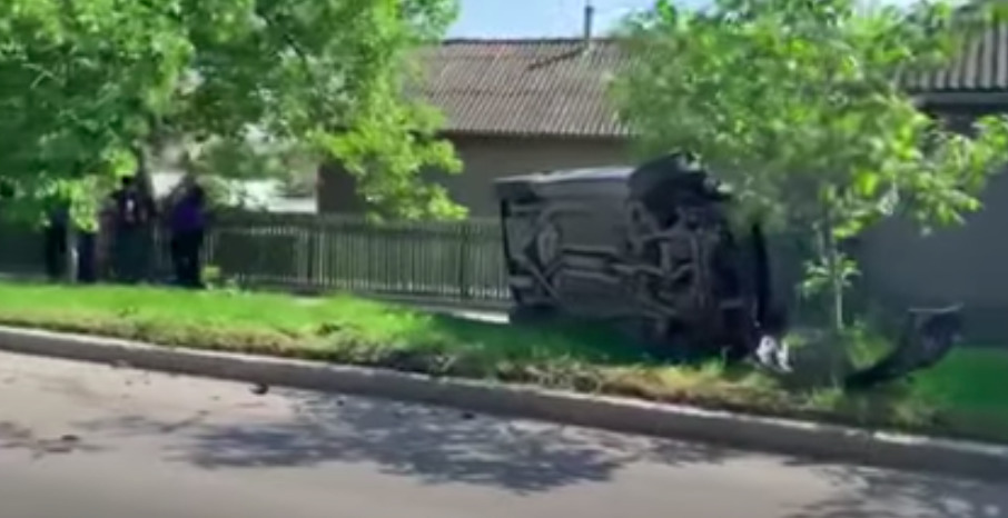 В Комрате столкнулись два авто: кабриолет выбросило на обочину.