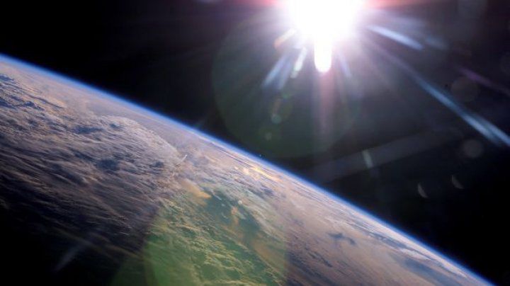 Un asteroid cu formă ciudată se apropie de Pământ