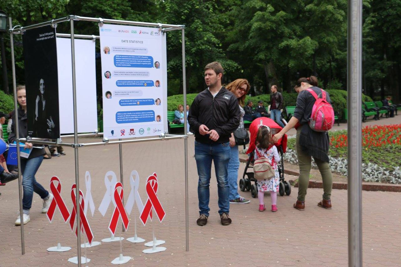В Кишиневе прошел День памяти людей, погибших от СПИДа.