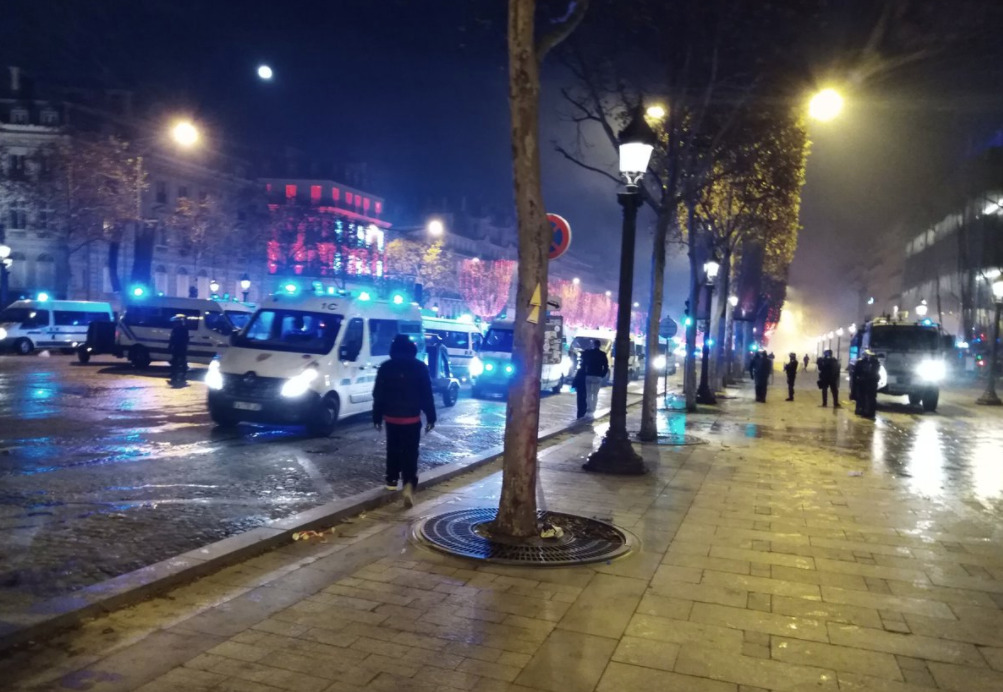 В ходе протестов на Елисейских полях пострадало 24 человека.