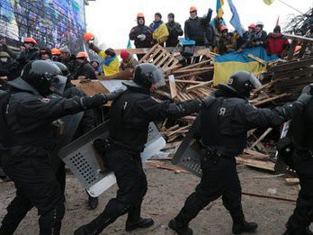 Ciocnirile dintre manifestanţi şi trupele speciale şi poliţie din centrul Kievului continuă de peste 16 ore.