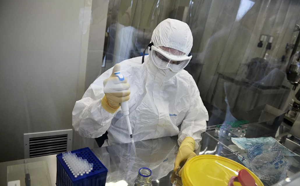 ВОЗ предупредила об опасности фейков о вакцине от коронавируса.
