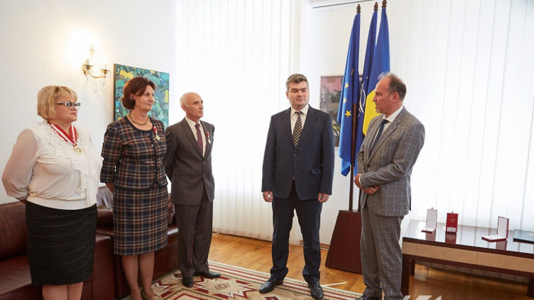 Trei directori de școli din Transnistria, decorați de Klaus Iohannis. Foto: Aurel Obreja