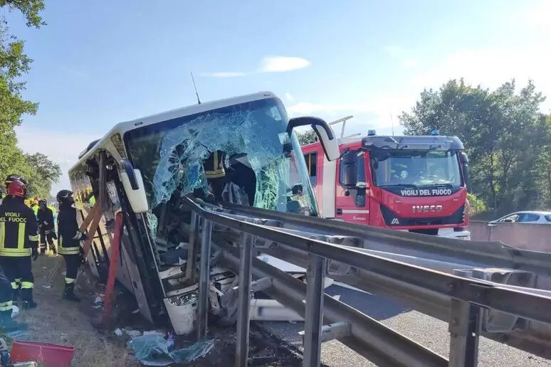В Италии разбился автобус с туристами, есть погибший и раненые.