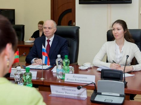 Мухаметшин вручил Евгению Шевчуку памятные подарки с символикой Олимпиады. Фото: ИА "Новости Приднестровья"