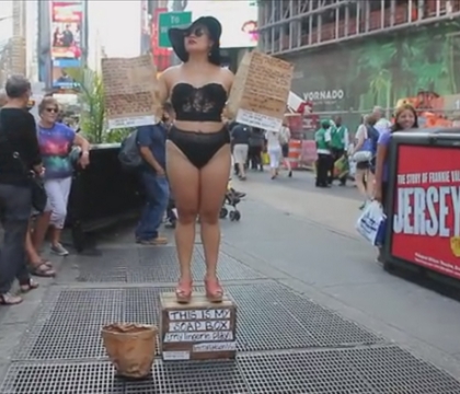 O femeie de origine asiatica s-a dezbracat aproape complet, ramanand doar in lenjeria intima, in Times Square, adica centrul orasului New York, pentru a protesta fata de barbatii care agreseaza femei.