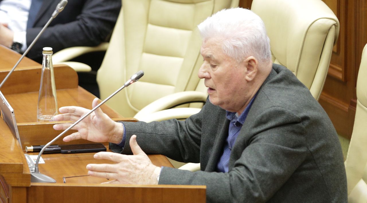 Воронин спел в Парламенте песню из запрещённого в Молдове фильма "Офицеры".