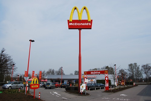 Девушка обстреляла ресторан быстрого питания McDonald’s в штате Мичиган из-за того, что работники заведения дважды перепутали ее заказ.