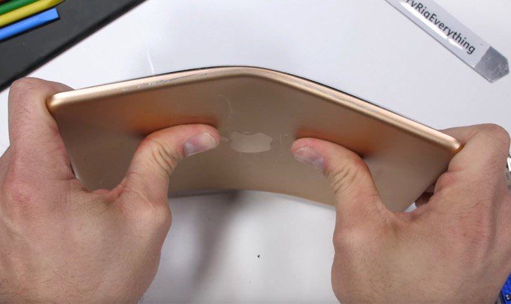Выносливость iPad mini испытали в краш-тесте.