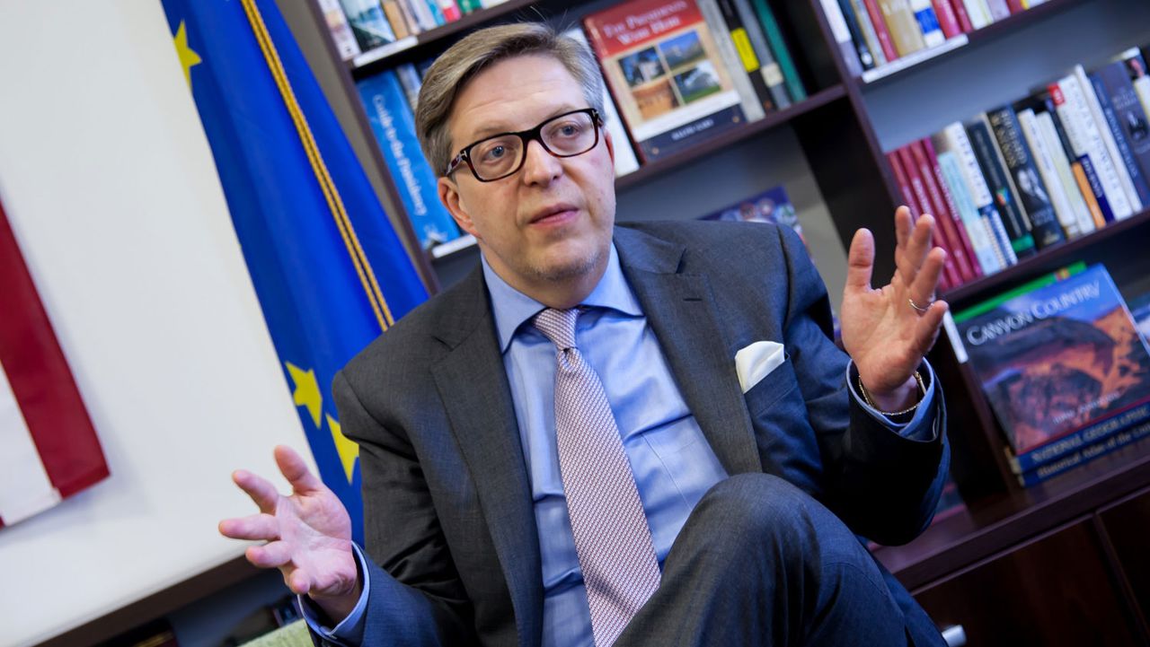 Дипломат отметил, что он по-прежнему обеспокоен ситуацией в нашей стране.