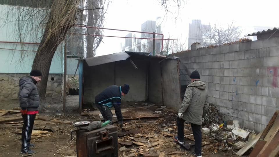 На Буюканах после недавнего взрыва демонтируют заброшенные сооружения.