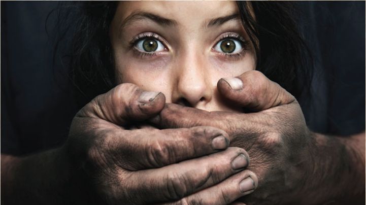 Victimele erau forțate să semneze diverse recipise precum că sunt datoare cu diverse sume de bani. Foto: diez.md