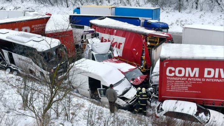 Haos pe străzile Cehiei din cauza ninsorilor abundente