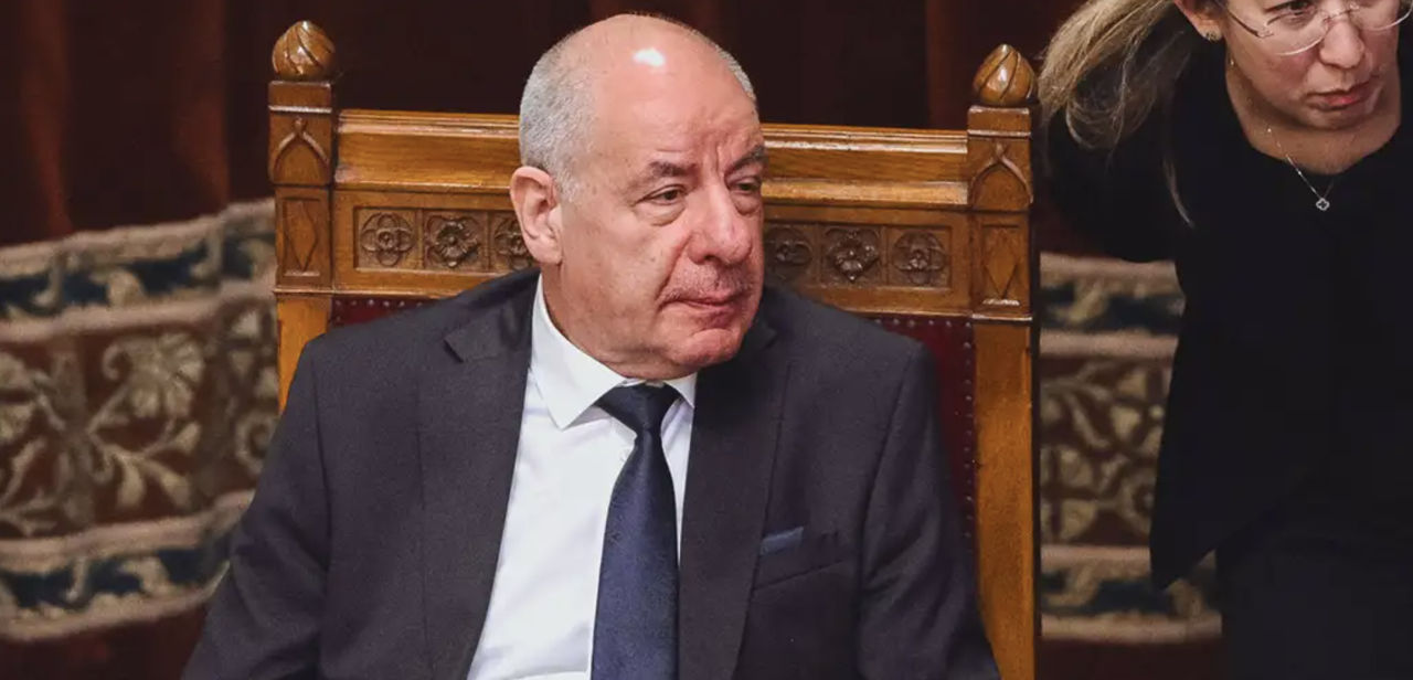 Президент Венгрии подписал поправку о собственном смещении.