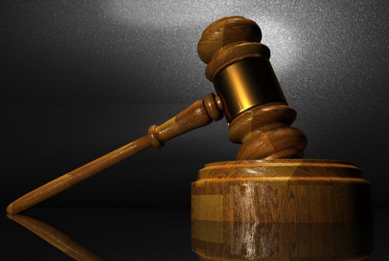 Суд обязал заявителя оплатить судебные издержки ответчику.