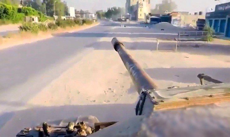 В сети появилось видео, снятое танкистом во время стрельбы в Ливии. 