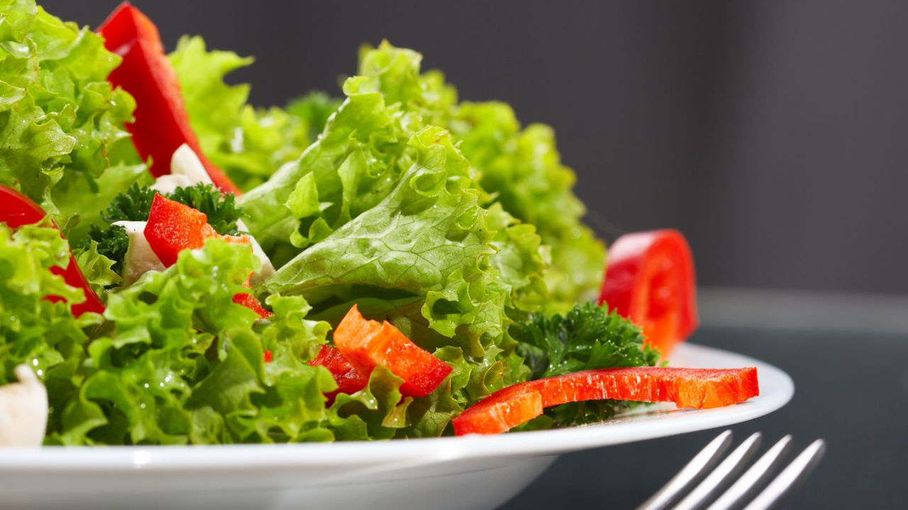 Salata verde este extrem de periculoasă în această perioadă, deoarece poate conține multe pesticide. 
