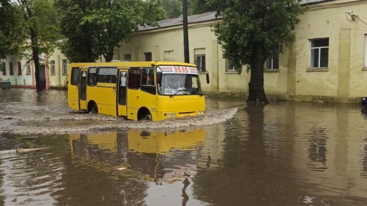 Одессу затопило, авто "плавают" в воде, а из ливневок бьют фонтаны.