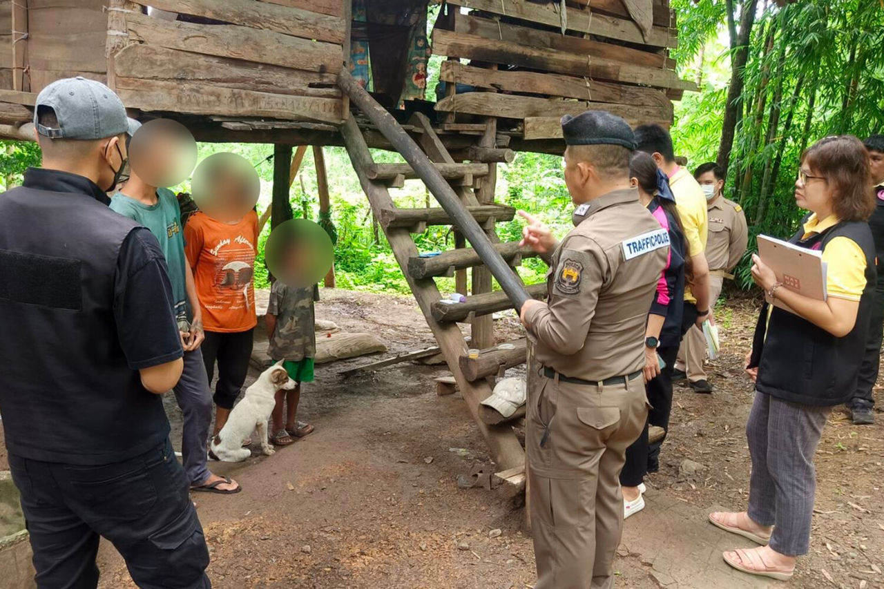 Un copil mowgli de opt ani din Thailanda trăiește în pădure cu câinii.