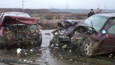 Două automobile s-au ciocnit frontal cu puţin timp în urmă la marginea oraşului Bălţi.