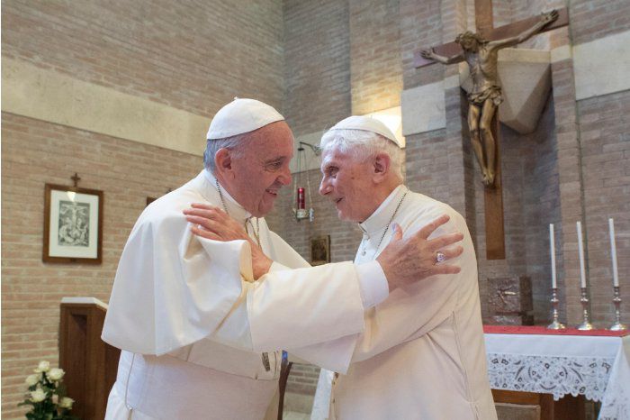 Papa Francisc l-a felicitat de Paști pe Benedict al XVI-lea