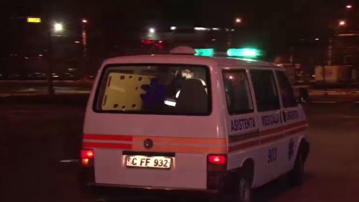 Două surori şi-au găsit mama în baie, într-o baltă de sânge. 