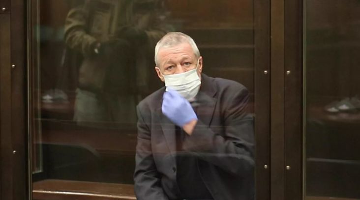 Суд смягчил приговор Ефремову, сократив срок до 7,5 лет.