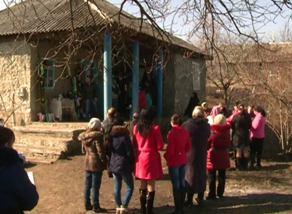 Doi copii de 6 si respectiv un an si jumatate au ramas pe drumuri dupa ce tatal le-a omorat mama, injunghiind-o de mai multe ori cu un cutit.