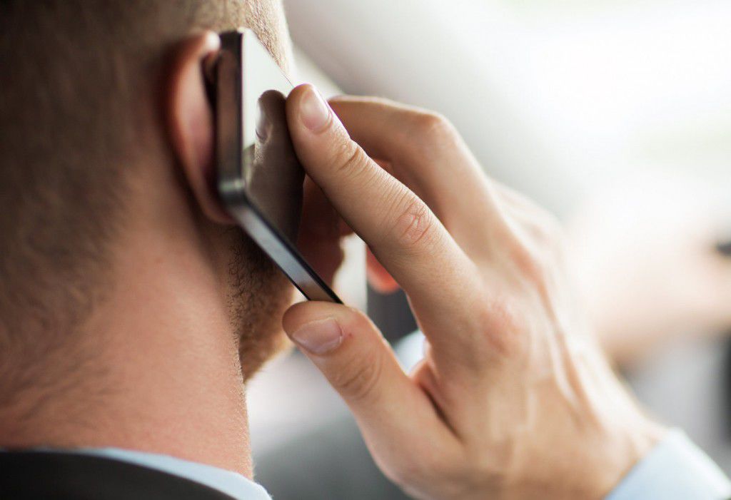 O persoană vorbește la telefonul mobil, în medie, trei ore şi 49 minute pe lună. Foto: cuvantul-ortodox.ro