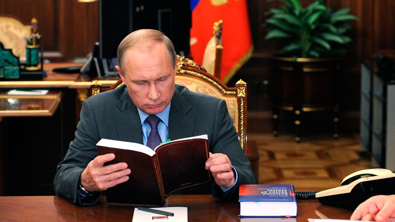 Путин рассказал, что часто ночует в Кремле.