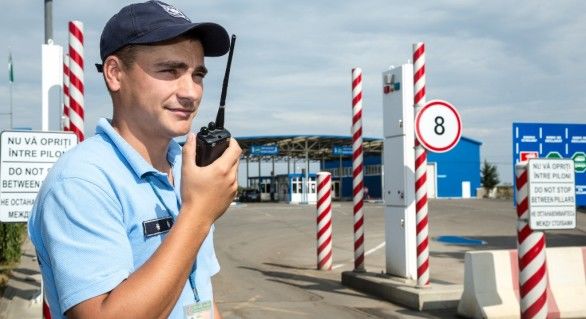 На границах затруднено движение, люди ждут в очереди по 2,5 часа.