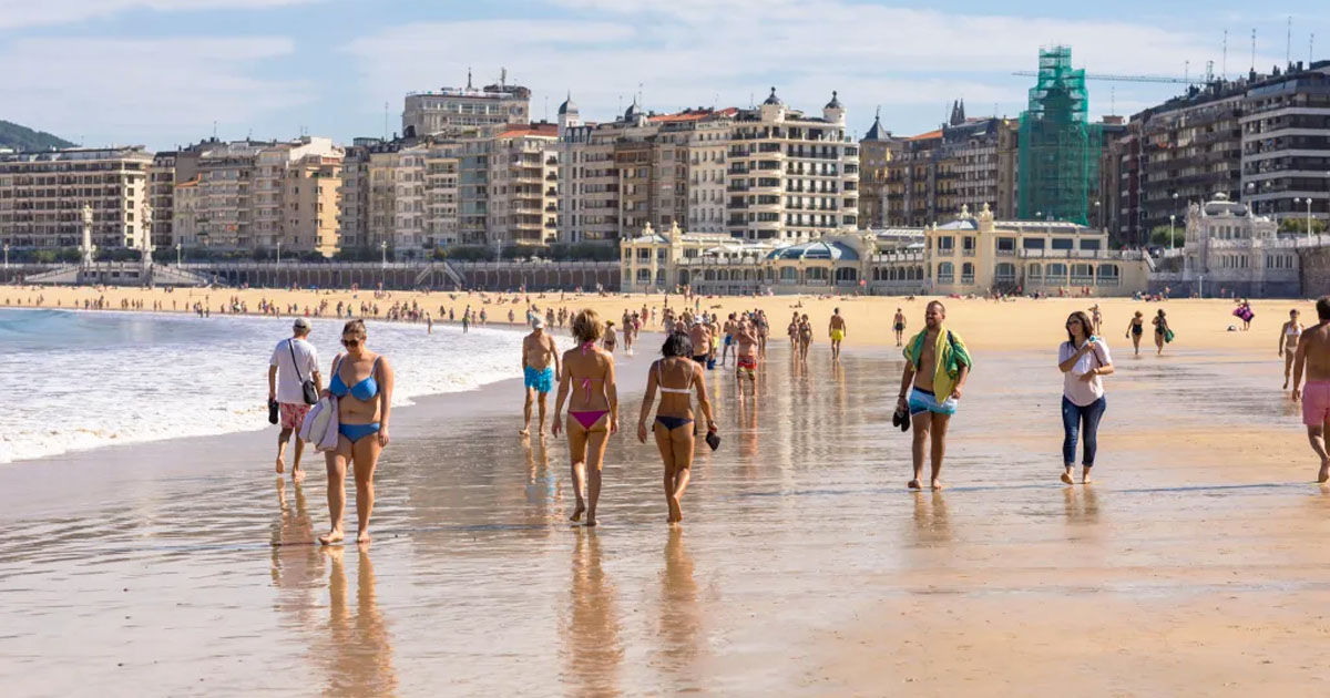 Stațiunile populare din Spania și Portugalia introduc noi reguli stricte pentru turiști.
