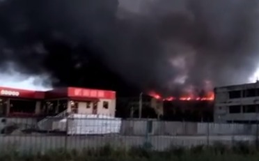 Огонь охватил крышу здания и распространился на четыреста квадратных метров.