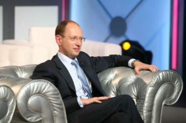 Яценюк призвал жителей Крыма оставаться украинцами" и душой, и паспортом".