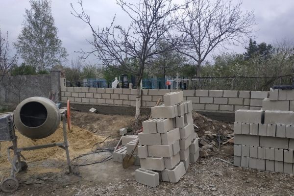 В Комрате восстанавливают упавшее ограждение старого кладбища.
