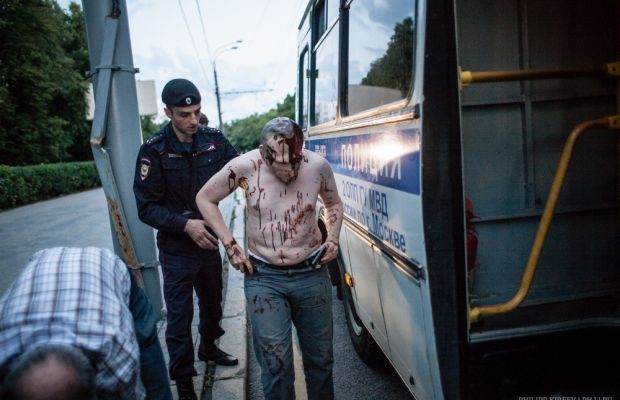 Cei șase reținuți au fost escortați la secția de poliție din zona.
