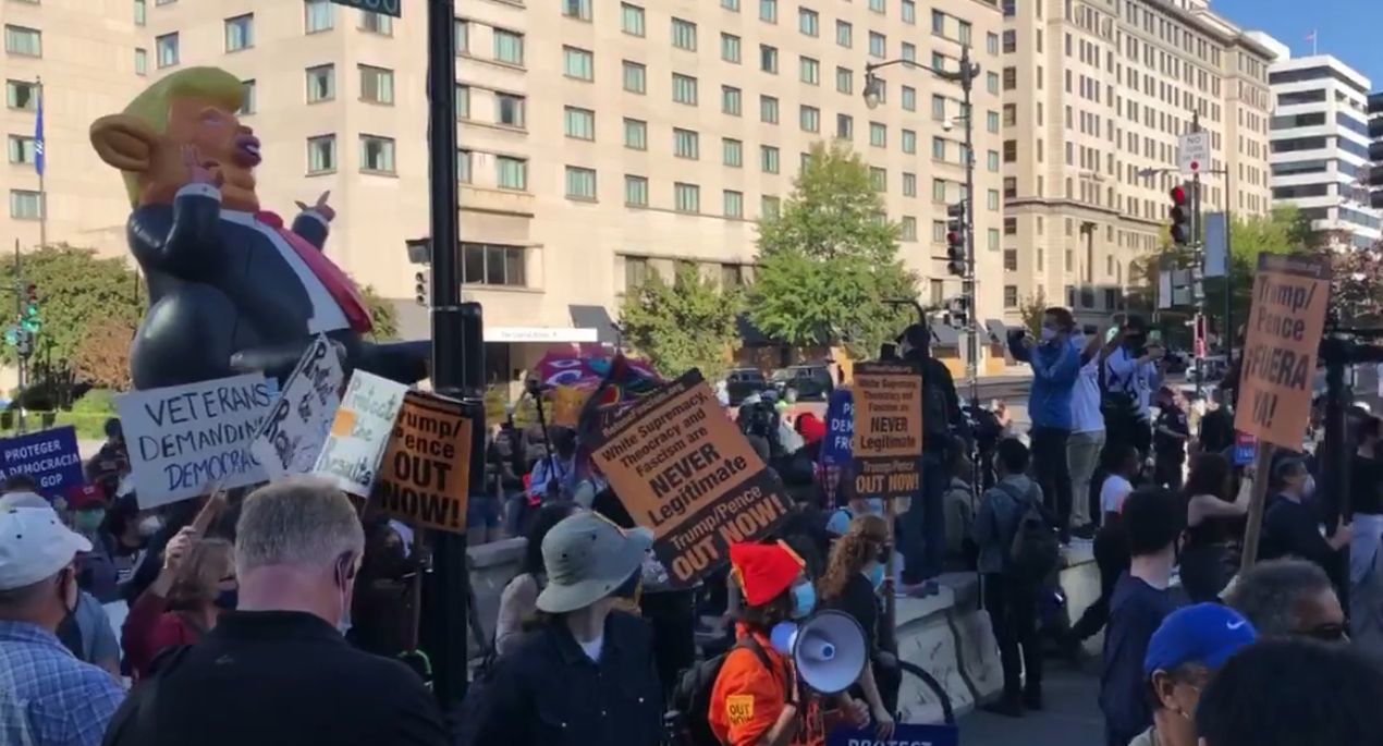 Протестующие в Вашингтоне призывают Трампа признать поражение на выборах.