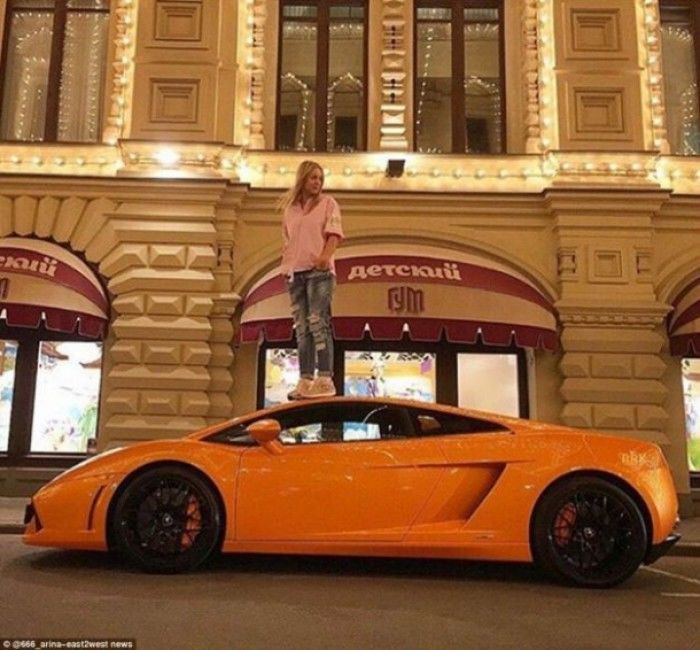 Bolizi de lux, avioane private şi arme la vedere. Foto: b1.ro