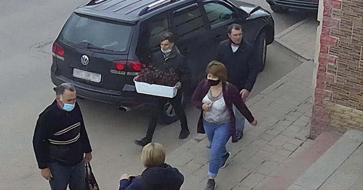Владельцы ресторана в Страшенах ищут вора вазона с цветком.