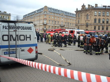 В общей сложности в Петербурге было эвакуировано 17,5 тысяч человек.