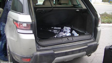 Vameşii de la Leușeni au descoperit produse cosmetice destinate tratamentului facial, în valoare de circa 70,000 de lei, după ce au verificat un automobil.