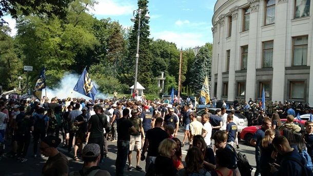 Полицейские перекрыли улицу Грушевского.