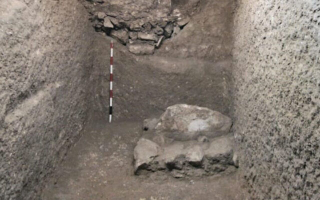Археологи обнаружили проклятие на 3500-летнем камне из Иерусалима.