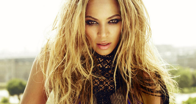 Beyoncé are o relație amoroasă cu cântărețul american Jay-Z, din anul 2002. După multe speculații în presă, cei doi și-au unit destinele pe data de 4 aprilie 2008.