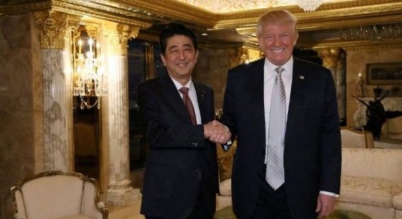 Președintele ales al SUA, Donald Trump, s-a întâlnit joi la New York cu prim-ministrul japonez Shinzo Abe, informează Reuters.