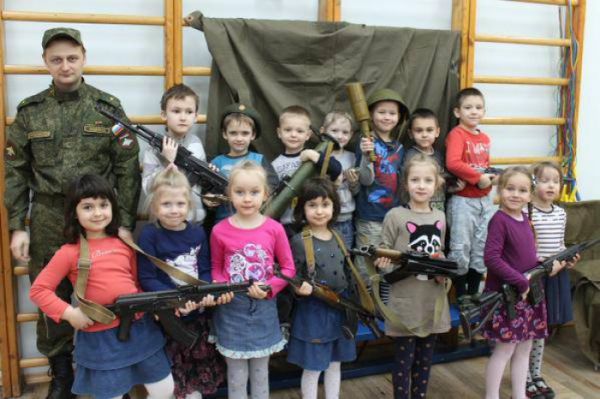 Instructor pentru micuți este un militar, cu grad de maior. Foto: evzmd.md