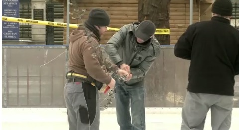 Толщина льда - десять сантиметров. На его создание ушло почти 100 тонн воды.