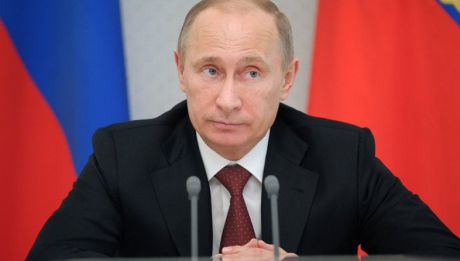 Президент России Владимир Путин понизил зарплату самому себе, а также ряду крупных чиновников на 10%.