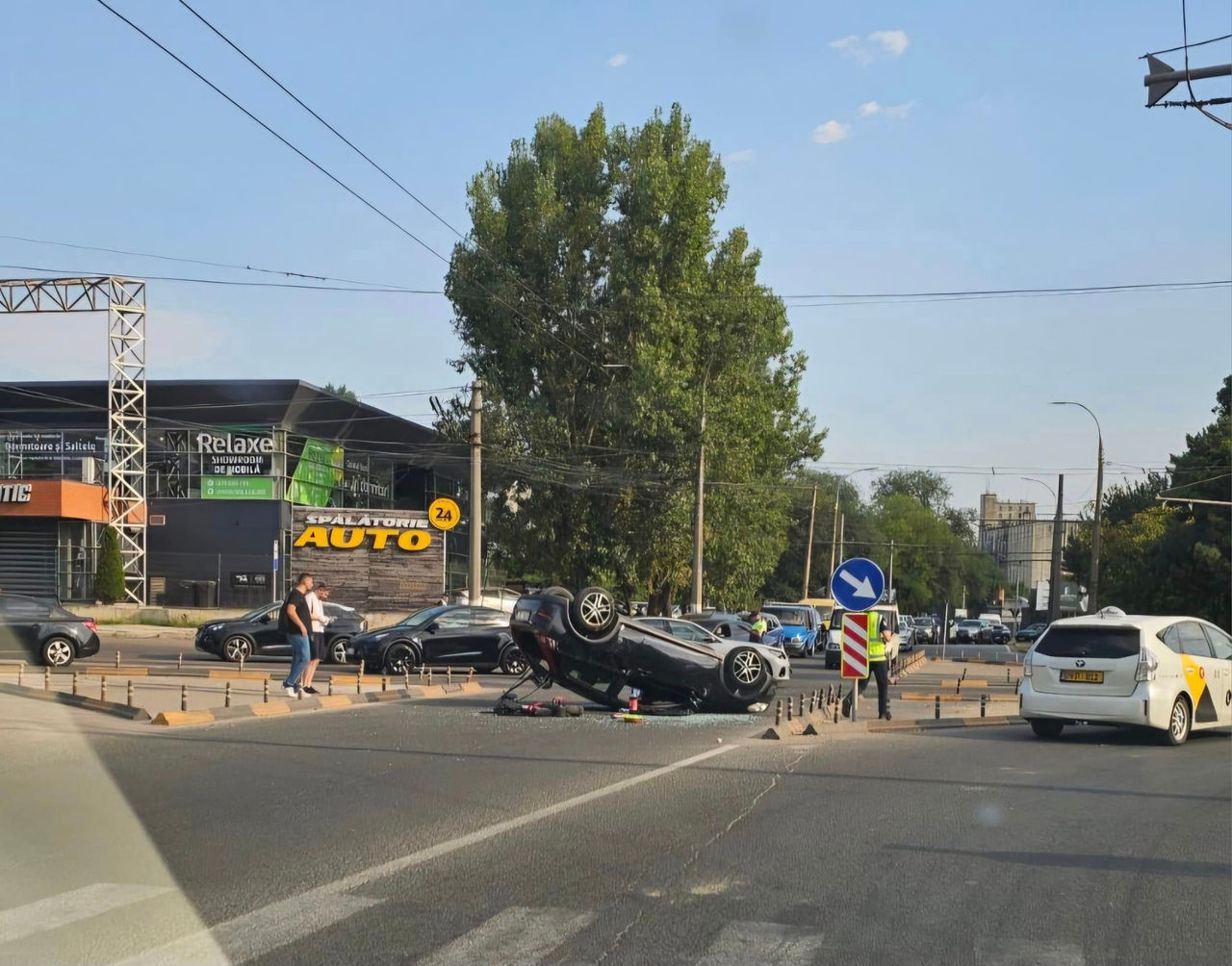 Un Volvo s-a răsturnat în urma unui accident la Ciocana. Un șofer, rănit.