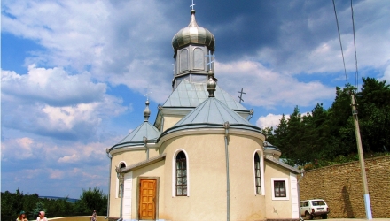 Scandal fără precedent la Mănăstirea Cosăuţi. O călugăriţă afirmă că a fost bătută şi abuzată sexual de stareţul lăcaşului de cult.